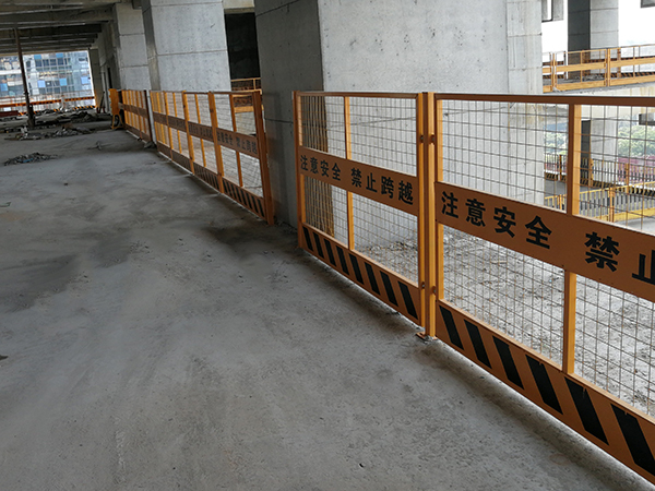 福建重慶某在建施工樓層臨邊防護(hù)欄應(yīng)用